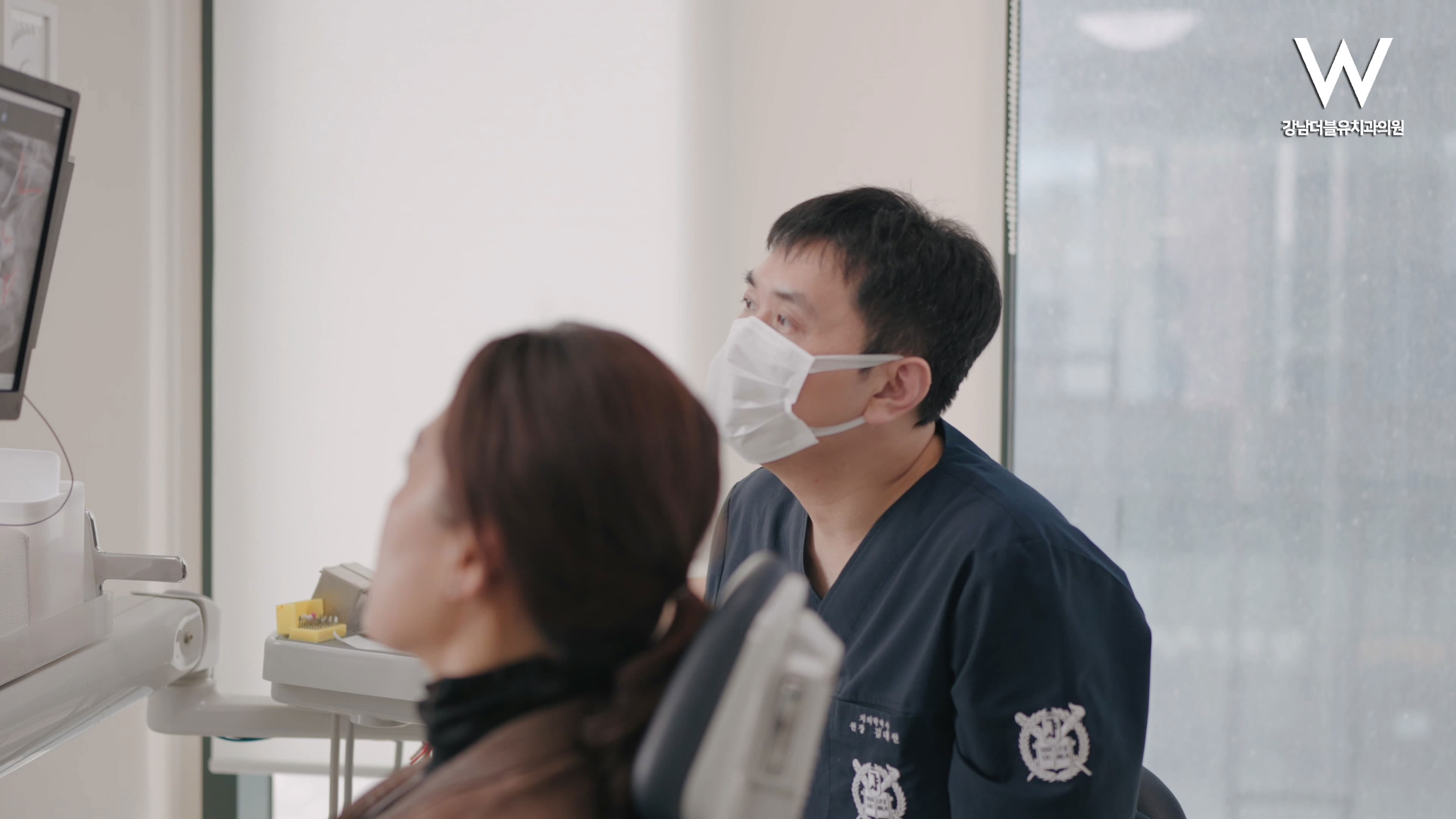 넘어져서 부러진 앞니, 심미 레진으로 감쪽같이 복원한 치료 사례