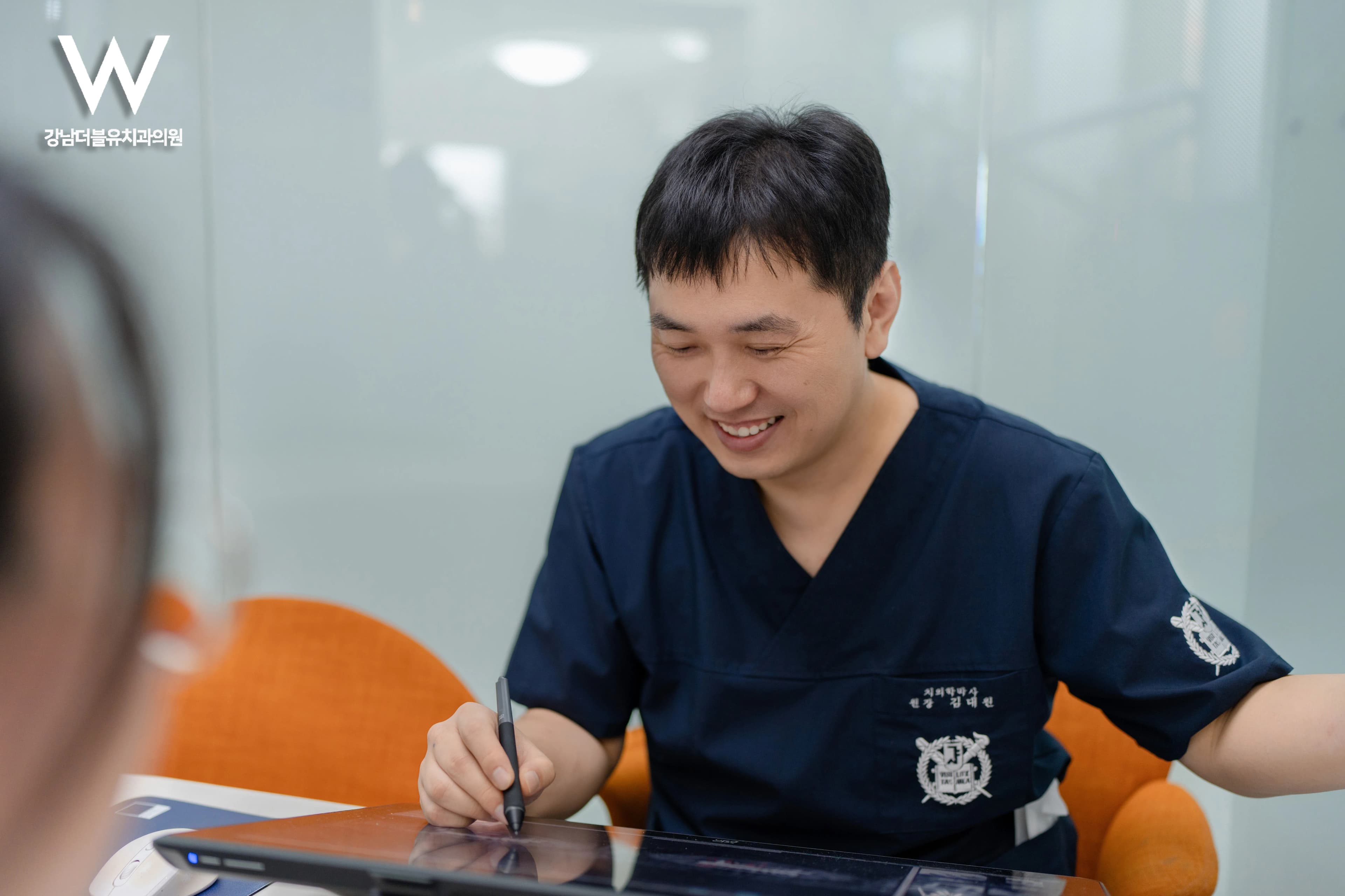앞니 사이 검은 틈, 블랙트라이앵글 잇몸필러로 해결하는 법